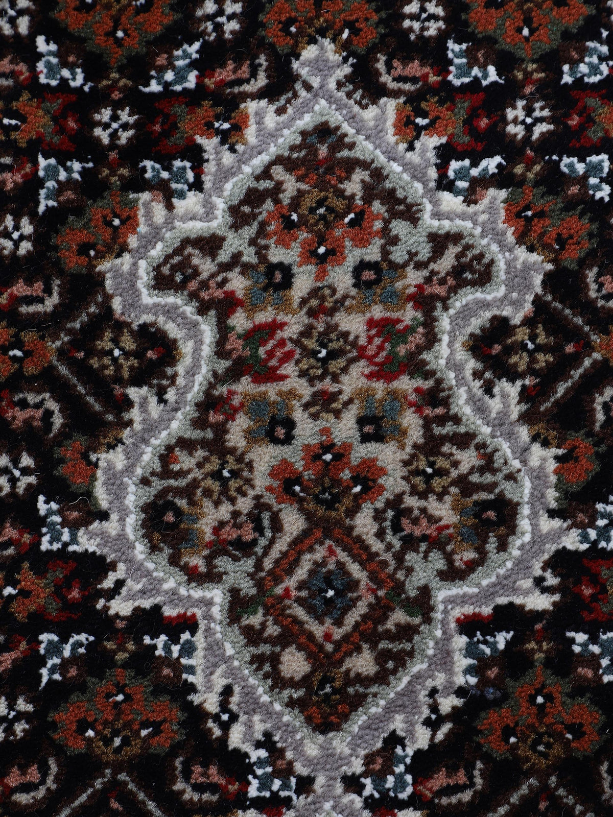 Tabriz Mahi Teppich Schwarz