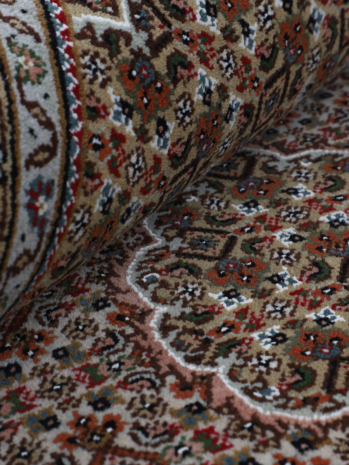 Tabriz Mahi Teppich Schwarz